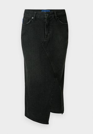 Juodas džinsinis sijonas su aukštu liemeniu, priekyje plyšiu ir klasikiniu penkių kišenių dizainu. Apdovanotas ženkleliu ant liemenėlės.