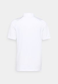 Polo shirt blanc à manches courtes avec col, dotée de manches raglan. Texture lisse, design minimaliste, sans motifs ni accents supplémentaires.