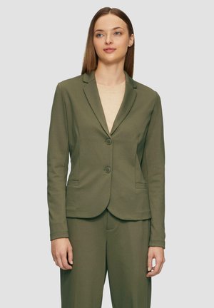Blazer su misura verde oliva con due bottoni, rever a notched e tasche laterali, realizzato in un tessuto liscio e strutturato.