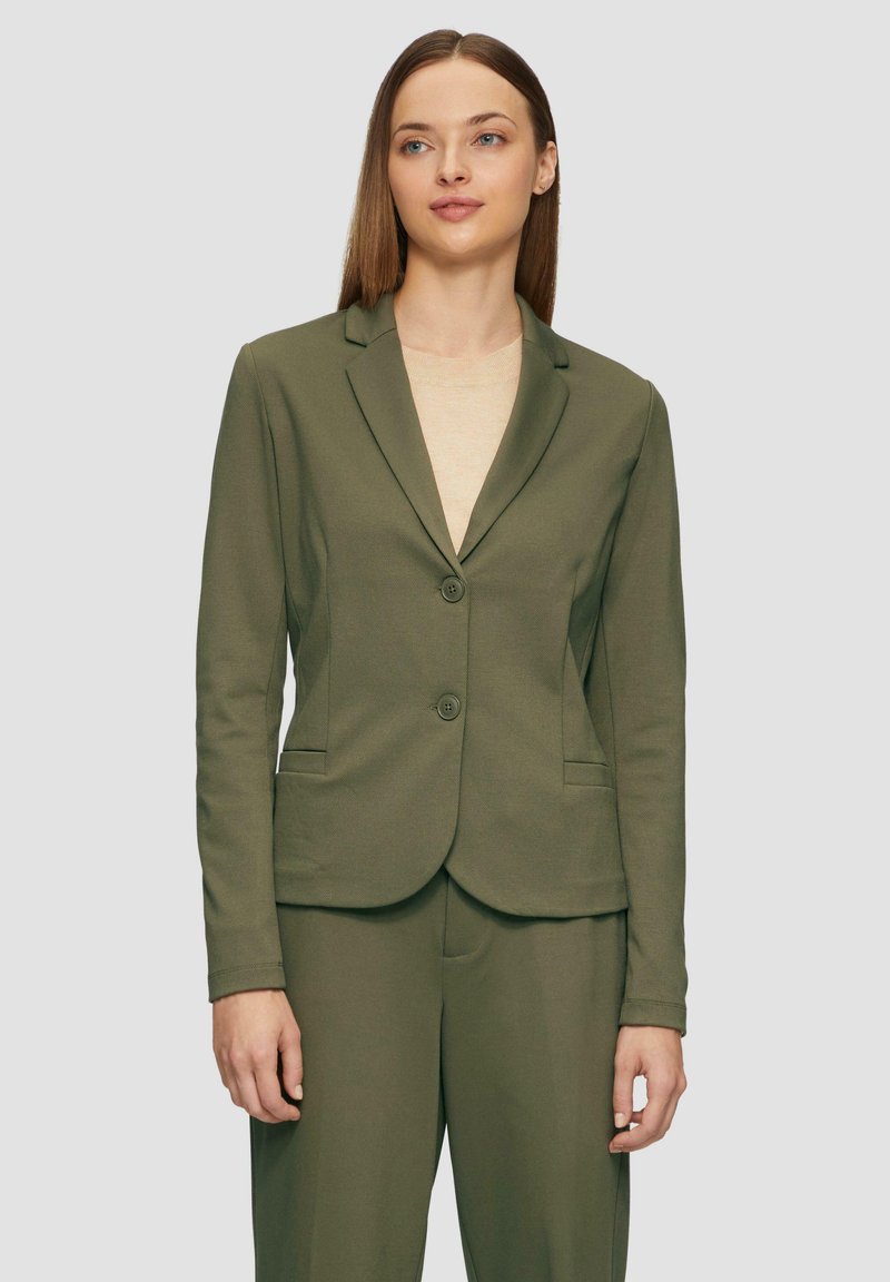 Blazer entallado de color verde oliva con dos botones, solapas de pico y bolsillos laterales, hecho de una tela lisa y estructurada.