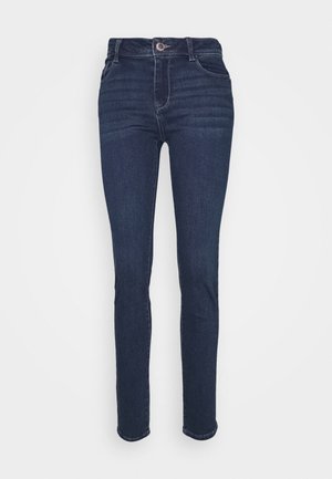 Jeans en denim bleu foncé avec une coupe ajustée, taille haute et des détails de couture subtils. Dotés d'une fermeture à boutons et à glissière à l'avant, sans motifs.