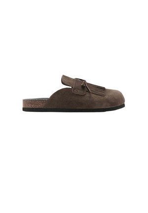 Chaussure mule en daim marron avec une semelle plate noire et des détails décoratifs de franges et de pampilles sur le dessus.