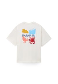 T-shirt blanc à manches courtes avec un graphisme coloré de nuage, montagne, oiseau, soleil et texte "NAPAPIJRI" au dos.
