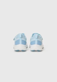 Des chaussures de sport bleu avec une tige en maille et une semelle en caoutchouc blanche, présentant un dos texturé, une sangle ajustable et une tirante arrière pour un enfilage facile.