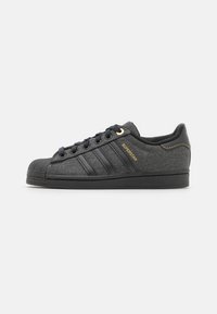 adidas Originals - SUPERSTAR - Matalavartiset tennarit - carbon/core black/gold metallic - 0