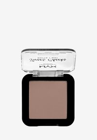 Matt bruns ögonskugga i en fyrkantig svart kompakt med genomskinlig lock, med varumärkeslogga och produktinformation på toppen.