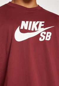 Nike SB TEE LOGO - Apdrukāts T-krekls - dark team red