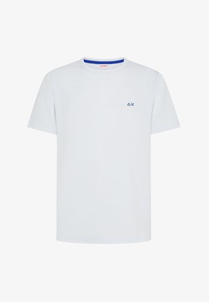 Maglietta bianca semplice a maniche corte con collo rotondo, piccolo logo a triangolo blu e X sul petto sinistro e rifinitura interna del collo blu.