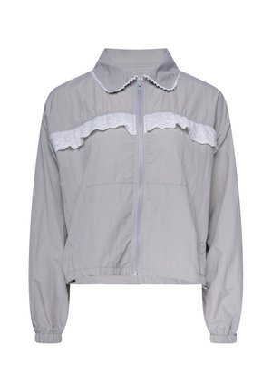 Hellgraue Jacke mit Reißverschluss, langen Ärmeln, elastischen Bündchen, kleinem Kragen und einem horizontalen weißen Spitzenvolant über der Brust.