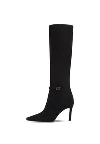 Stivale in suede nero, fino al ginocchio, con punta affusolata, tacco a stiletto sottile e una piccola fibbia metallica vicino alla caviglia.