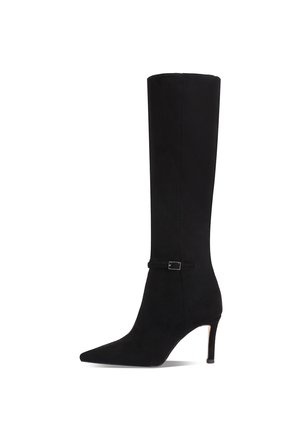 Zwarte, kniehoge suède laars met een puntige neus, slanke stilettohak en een kleine metallic gespaccent nabij de enkel.