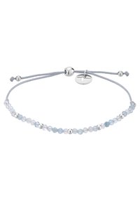 Verstellbares Armband mit hellblauen und klaren facettierten Perlen, silbernen Akzentperlen und einem silbernen Plättchenanhänger an einem grauen Band.