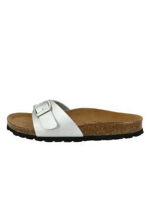 Sandale à glissière en cuir argenté avec une large sangle, détail de boucle, semelle en liège et semelle en caoutchouc noir texturé.