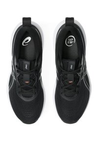 Ett par svarta och vita Asics joggingskor sedd ovanifrån, med meshöverdela, snörning och vadderade vita sulor.