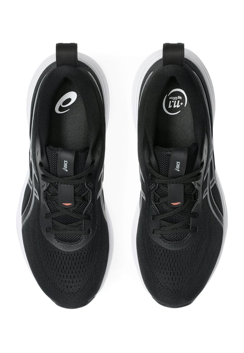 Une paire de chaussures de course Asics noires et blanches vue d'en haut, avec des tiges en maille, des lacets et des semelles blanches rembourrées.