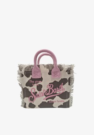 Borsa in tessuto beige e marrone con stampa a mucca, bordi sfrangiati, manici intrecciati rosa e scritta rosa "The place to be Saint Barth Summer Paradise."