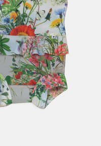 Bodysuit com estampado floral apresentando uma variedade de flores coloridas, borboletas e folhagem verde; mangas franzidas e uma base cinza texturizada.