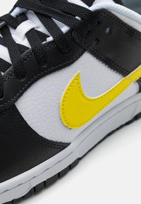 Nike Sportswear NIKE DUNK LOW - Baskets basses - black/yellow/white