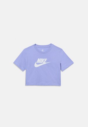 Ljubičasta kratka majica s bijelim Nike logotipom i swooshom centriranim na prednjoj strani, prikazana na jednostavnoj svijetloj pozadini.