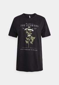 Camiseta de algodón negra con un corte relajado, que presenta un gráfico floral blanco y texto, escote redondo y mangas cortas.