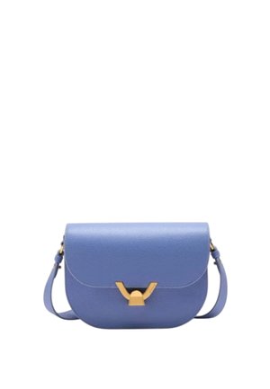 Borsa a tracolla in pelle blu con una forma arrotondata, caratterizzata da un accentuato hardware dorato sulla patta e una tracolla regolabile.