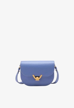 Modrá kožená crossbody taška zaobleného tvaru, se zlatým kováním na klopě a nastavitelným popruhem.