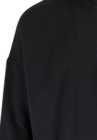 Sort hættetrøje med blødt, struktureret stof, løs pasform og dropped shoulder seams. Ingen synlige grafikker eller udsmykninger.