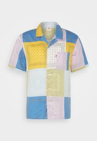Korte mouwen overhemd met een patchwork ontwerp in lichtblauw, geel, roze en witte stofpatronen. Inclusief een borstzak.