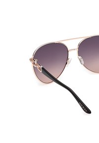 Occhiali da sole aviator in metallo rosa gigante con lenti viola sfumate, aste in acetato nero con un accento decorativo argento e logo.