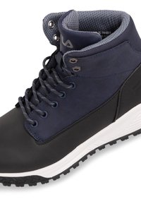 Ciemnoniebieskie i czarne buty trekkingowe z syntetycznej cholewki, teksturowanym kołnierzem, metalowymi oczkami oraz białą gumową podeszwą z bieżnikiem.