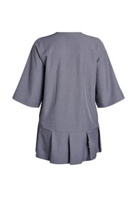 Šedá tunika s volným střihem, krátkými zvonovými rukávy a skládáním na zadní straně. Vyrobená z texturované látky pro neformální vzhled.