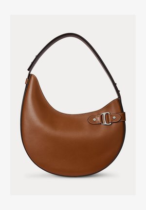 Bolso de hombro de cuero marrón con forma de media luna, con correa ajustable de color marrón oscuro y detalle de hebilla plateada en el lado frontal.