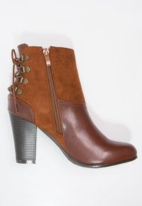 Bottines à talons marron en daim et cuir lisse, avec une fermeture éclair sur le côté et des détails lacés avec des accents en métal.