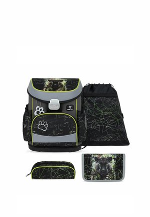Kinderschulranzen-Set mit schwarzem Panther-Design, beinhaltet Rucksack, Turnbeutel, Federmäppchen und Geldbörse mit geometrischen Akzenten.