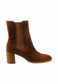 Bottine en suède marron avec des panneaux latéraux élastiques, bout rond et talon en bois, présentant une surface lisse et texturée.