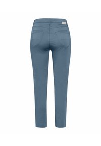 Modré džíny s úzkým střihem, s páskem střední výšky a dvěma zadními kapsami. Hladká textura, bez viditelných kovových detailů.