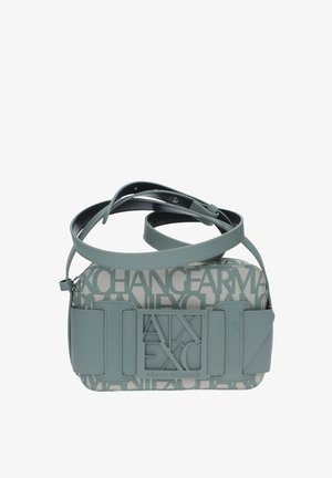 Bolso bandolera gris con cuerpo de lona con el patrón de logo de "Armani Exchange", acentos de cuero y una forma rectangular estructurada.