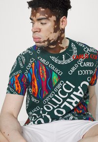 Carlo Colucci BIG LETTERS UNISEX - T-shirt estampada - green