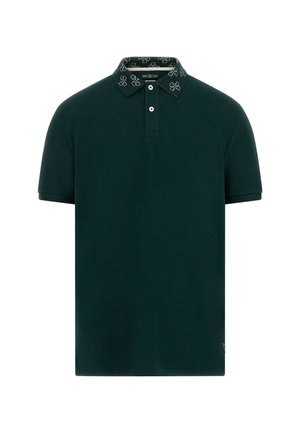 Polo de color verde oscuro con mangas cortas, un cuello estampado con acentos en blanco, tapeta de dos botones y un pequeño detalle de logo en el dobladillo.