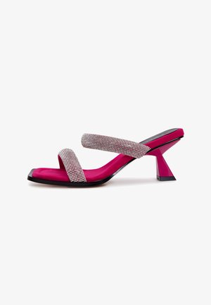 Sandalo con tacco rosa, dotato di due cinghie decorate con strass, fodera interna liscia e un tacco geometrico in tono coordinato.