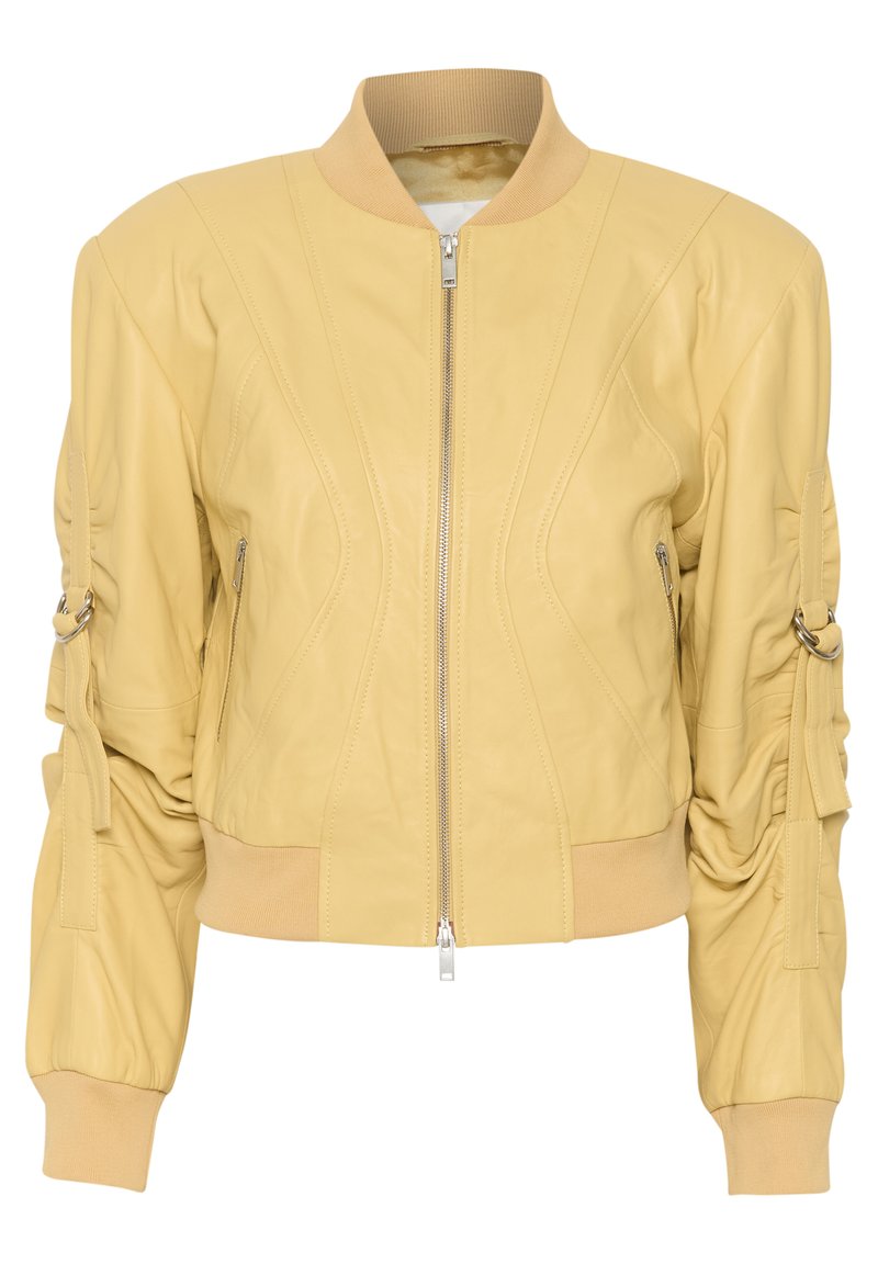 Veste bomber en cuir jaune avec une fermeture éclair à l'avant, des poignets côtelés et des détails de manches froncées. Texture lisse avec des coutures structurées et des accents.