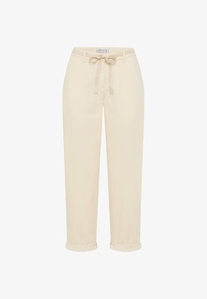 Pantalon décontracté couleur crème avec revers roulés, passants pour ceinture et ceinture assortie en tissu nouée à la taille.