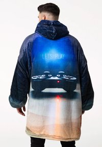 Grafische Kapuzen-Decke mit einem Blau-zu-Beige Farbverlauf, die auf der Rückseite einen Spielcontroller und den Text „LET'S PLAY“ zeigt. Weiches Material.