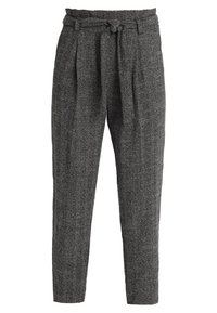Pantalons gris en chevrons avec une taille nouée, jambe fuselée et plis avant, fabriqués dans un tissu texturé.