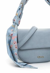 Helleblaue Taschen aus Kunstleder mit einem verknoteten floralen Seidenschal-Akzent. Verfügt über eine glatte Textur und einen Klappenverschluss mit goldfarbenem Logo-Detail.