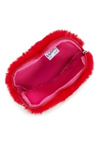 Pochette con texture in pelliccia rossa, foderata in morbido rosa e chiusura con zip. All'interno è spaziosa e con una finitura liscia, dotata di un'etichetta con logo.