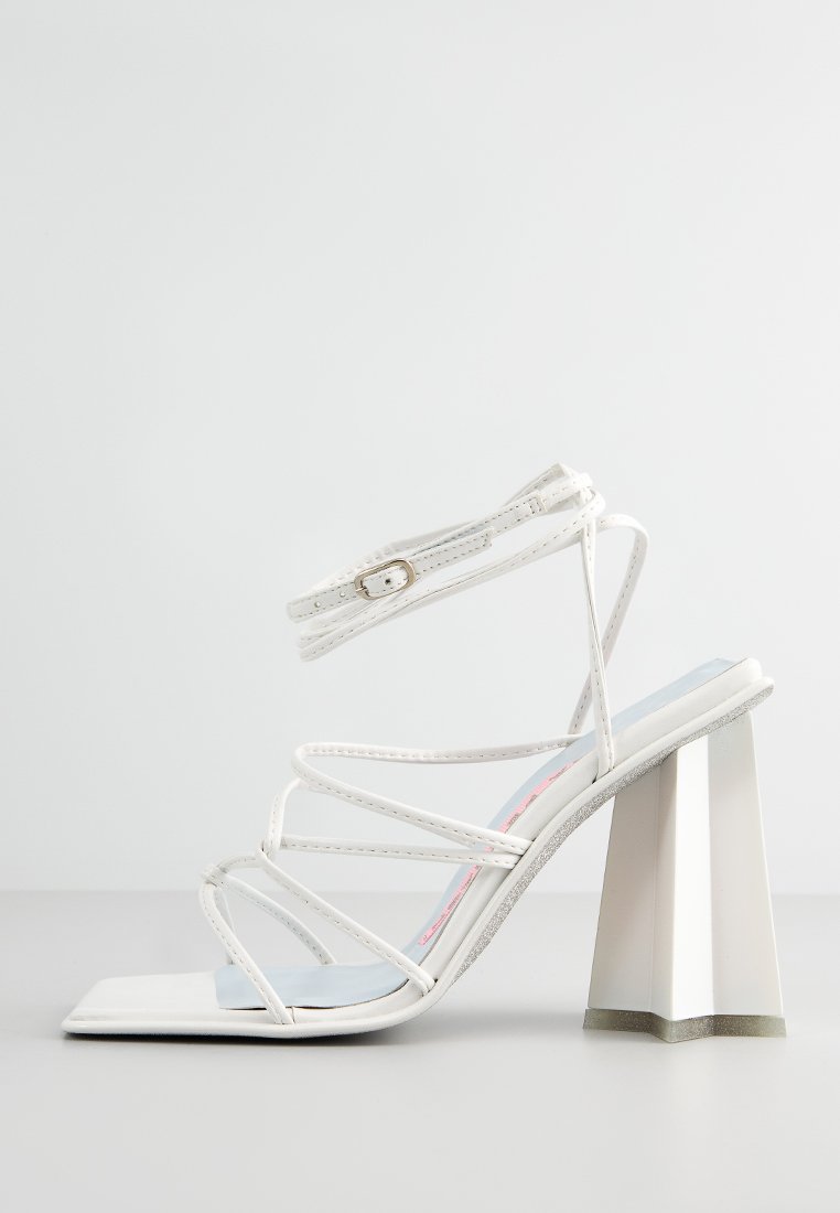 CHIARA FERRAGNI Sandalen met hoge hak wit CHIARA FERRAGNI Sandalen met hoge hak wit