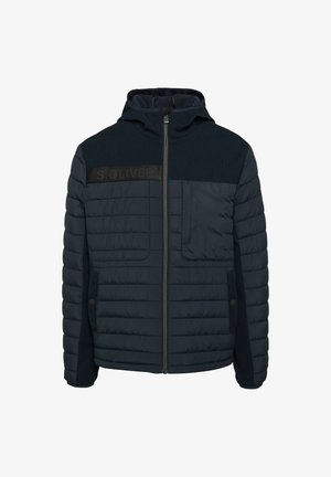 Marineblauwe gewatteerde jas met een ritssluiting, textielstof op de schouders, borstzak en een logoband aan de voorkant. Bevat drukknopdetails.