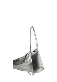 Borsa a tracolla argento con design strutturato, realizzata in materiale metallico. Presenta due manici lunghi e una parte superiore aperta con un rivestimento interno liscio.