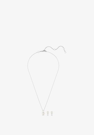 Hõbe kaelakee, millel on pärlpendant ja vastavad kõrvarõngad. Peene kett, millel on lõhikuga kinnitus ja reguleeritav pikkus.